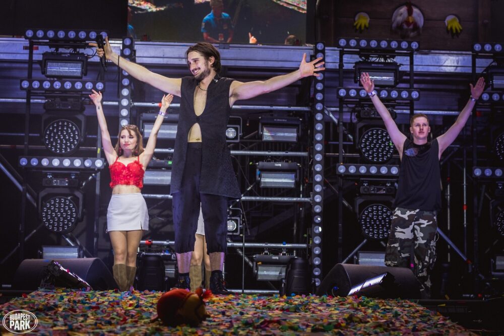 3f440372-26bf-4e9e-ad89-169a314333ea Piros virágos, strasszos fűző - 75 (B-C)