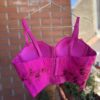 Fuxia gyöngyös, virágos csipkével applikált fűző - S