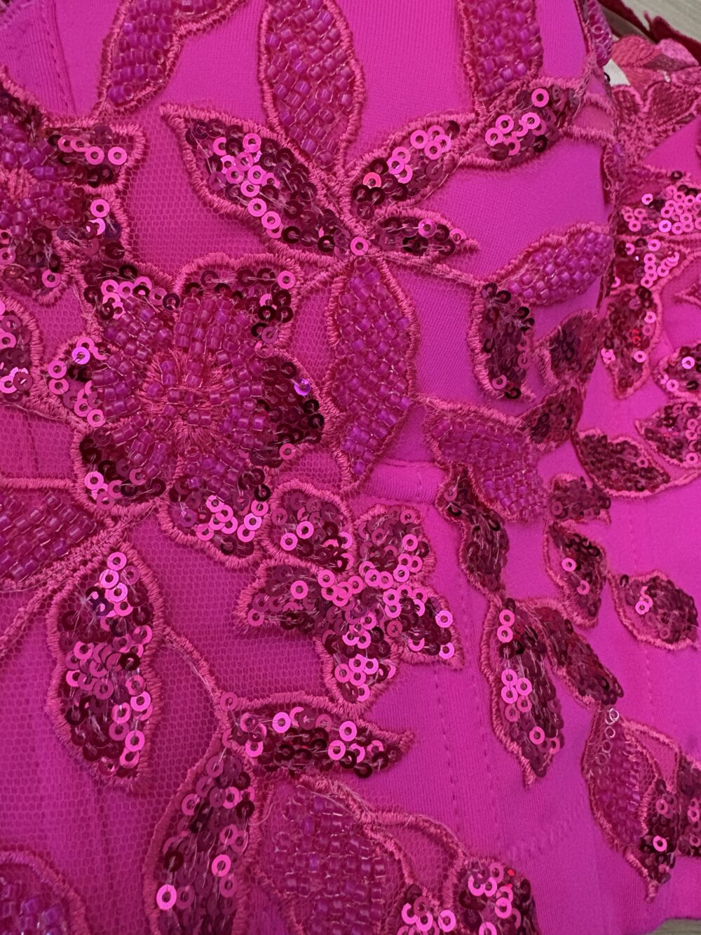 Fuxia gyöngyös, virágos csipkével applikált fűző - S